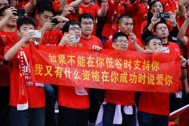 职场中的情感瞬间：一位中年男性的压力与泪水